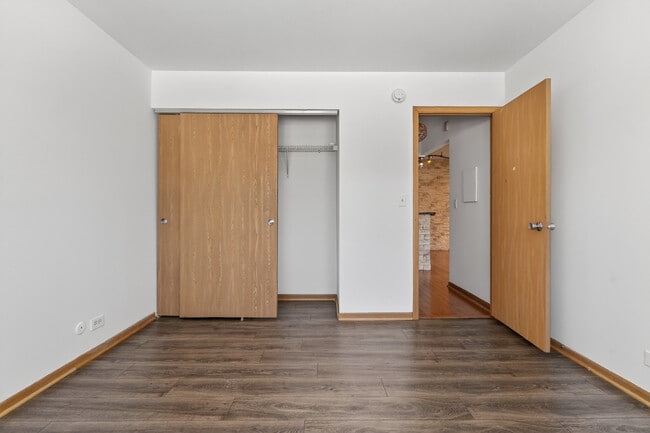 Building Photo - 3000 Bayside Dr