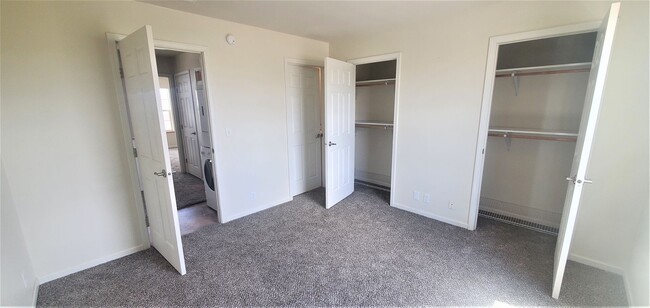 Building Photo - 2 Bedroom 1.5 Bathroom & 1 Car Garage For ...