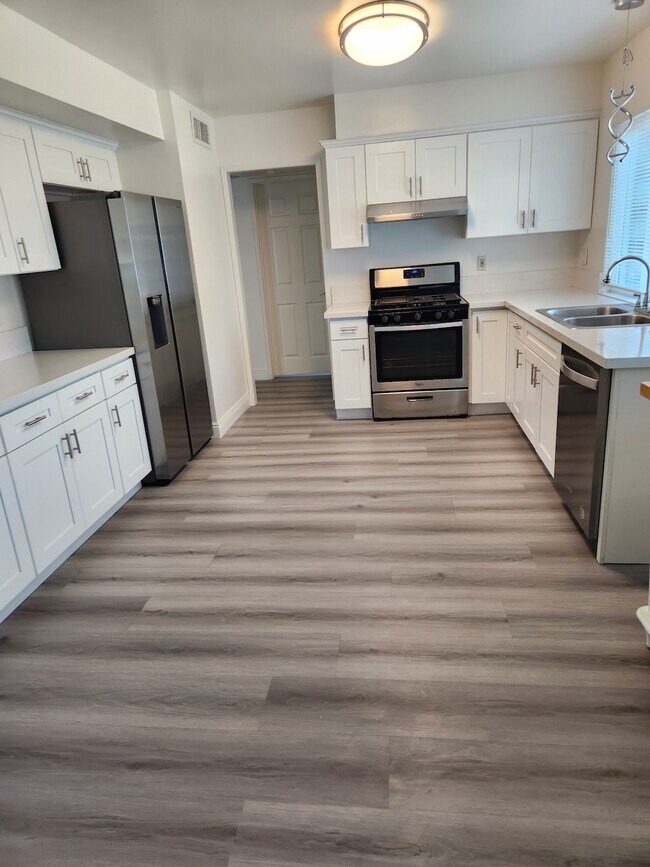 Building Photo - 886 Danvers Cir