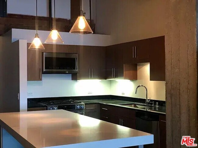 Building Photo - 530 S Hewitt St