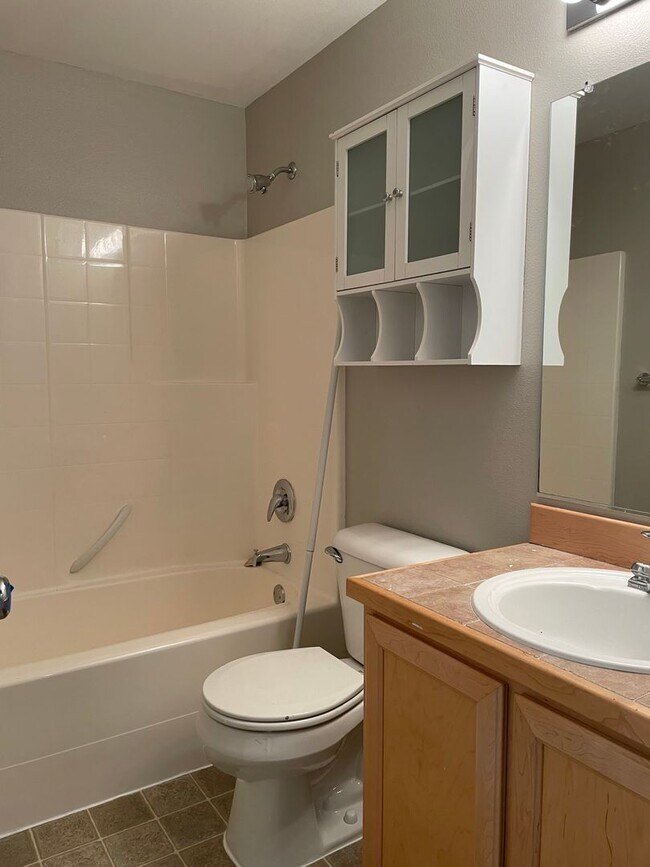 Building Photo - Beautiful 2Bd/2Ba Townhome in Notting Hill...