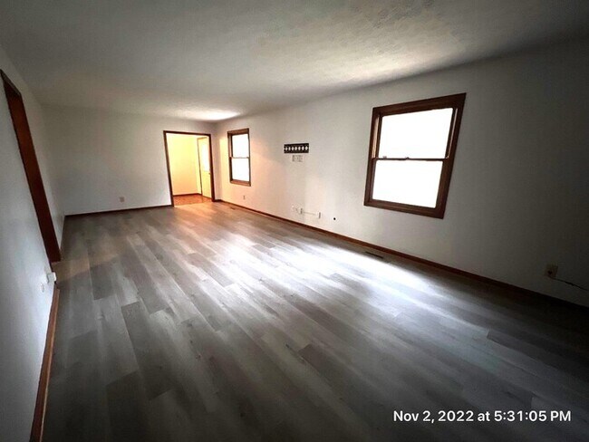 Building Photo - Large Whitehall Ranch Home