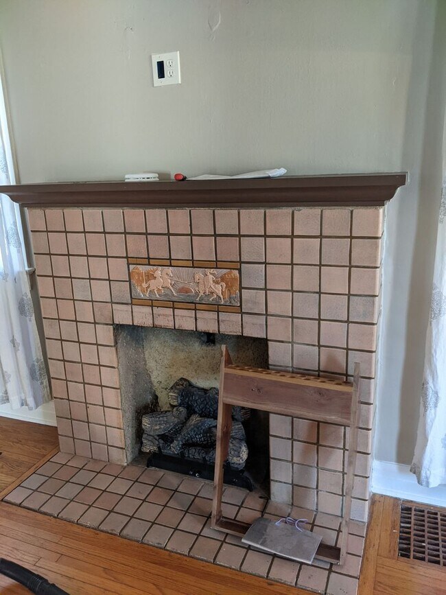 Building Photo - Adorable Midtown brick bungalow