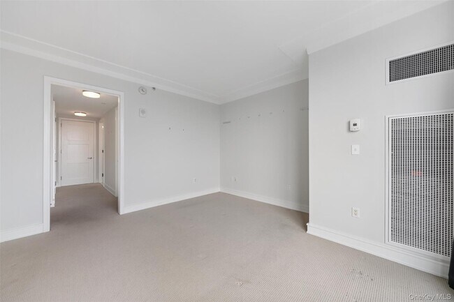 Building Photo - 5 Renaissance Square