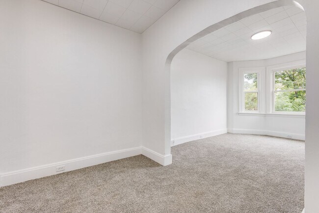 Building Photo - AVAILABLE August 2026 - Fully Renovated Mount Washington Charmer with Historic Details & Modern U...