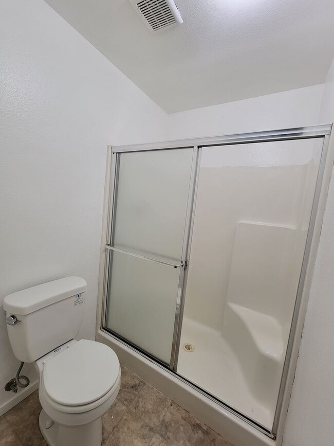 Building Photo - *Wait list full- Currently not accepting applications* 3 Bedroom 2 Bathroom in NW Visalia with Ya...