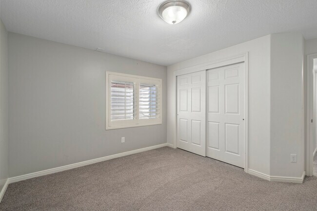 Building Photo - 456 W 2600 N