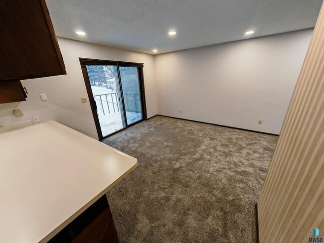 Building Photo - 4504 S Cliff Ave