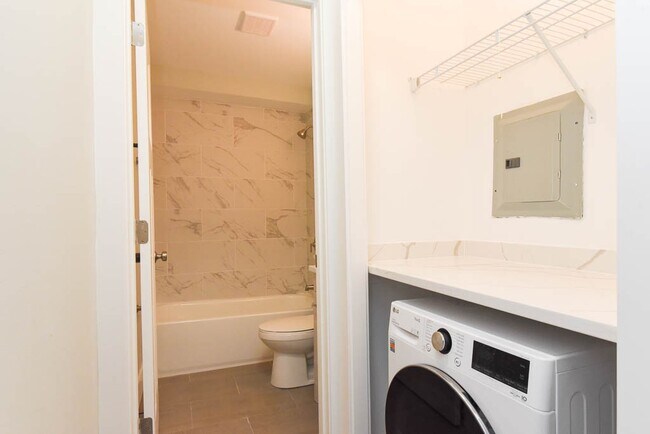 Building Photo - 450 W Barry Ave