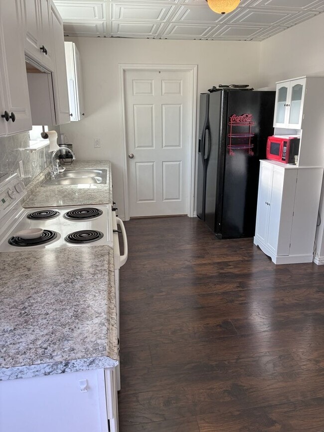Building Photo - Country Living- Studio Unit- 1 Bed, 1 Bath...