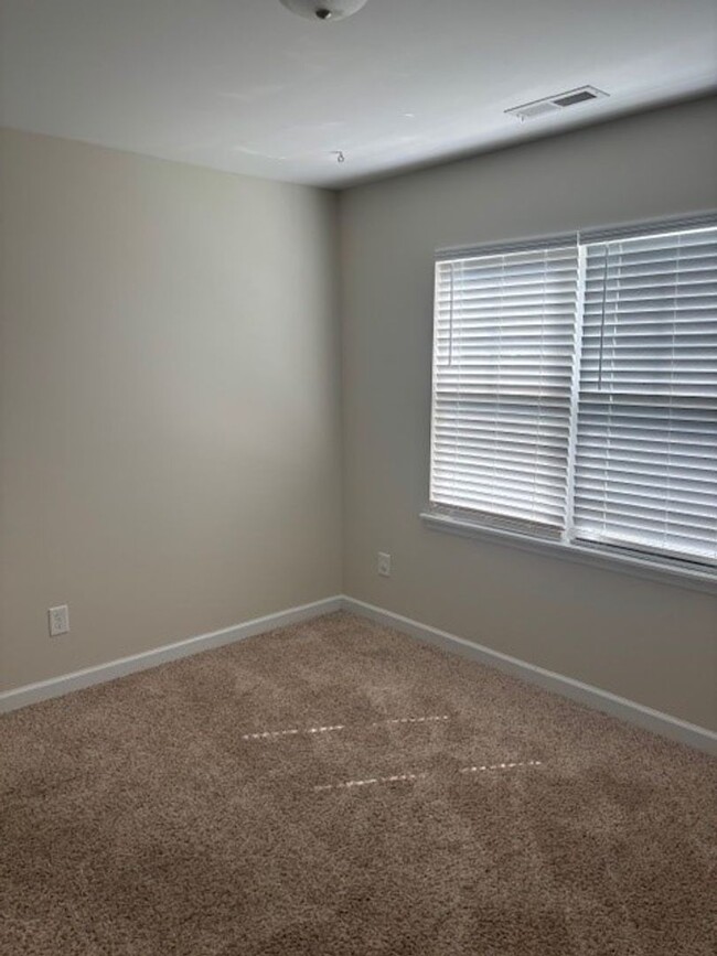 Building Photo - Beautiful 3 bedroom, 2.5 bath home with Bo...