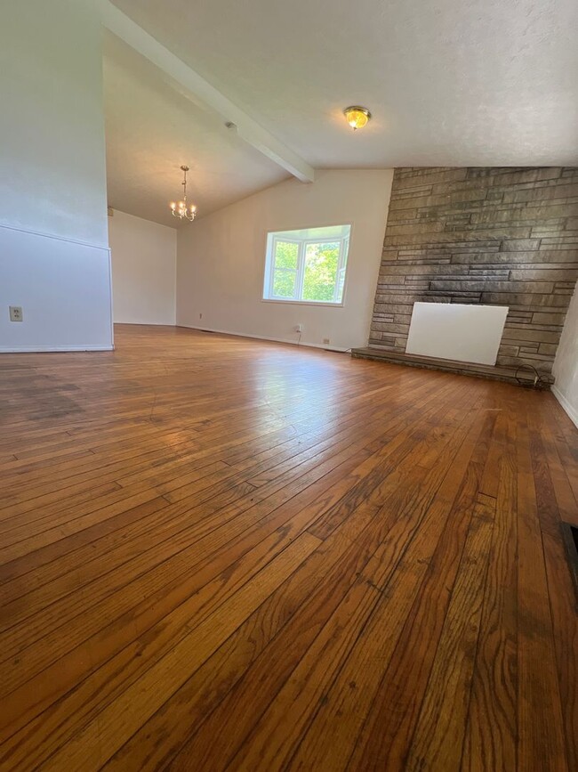 Building Photo - 3 Bedroom Avail August for 2025;  Monthly ...