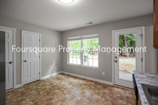 Building Photo - 4-Bed Single Family Home with Open Layout,...