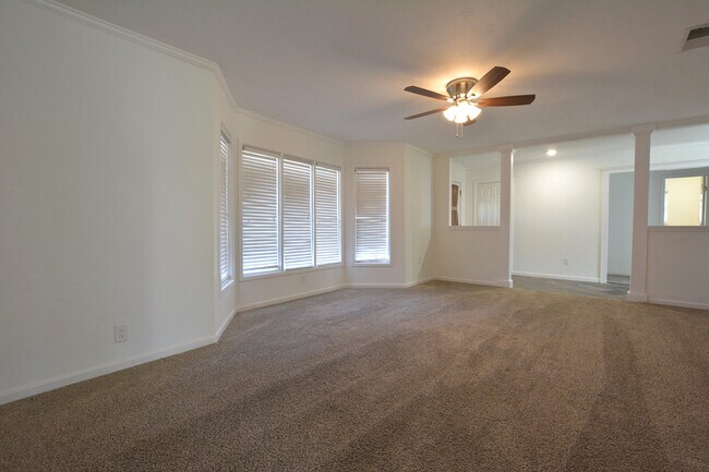 Building Photo - 815 7th St