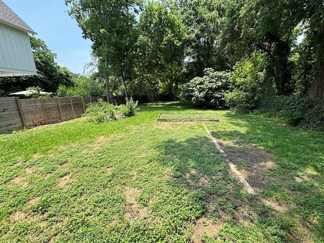 Building Photo - 5610 Montview St