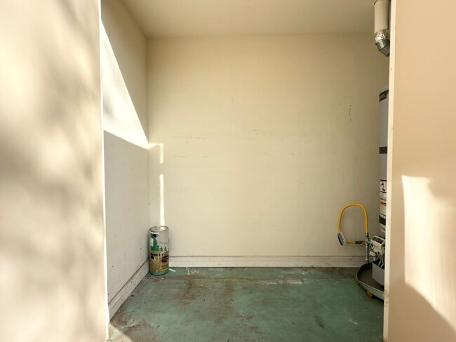 Building Photo - Upper level condo in Rancho Del Oro!