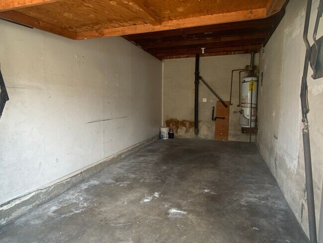 Building Photo - $500 MOVE IN SPECIAL!! One Bedroom Unit Av...