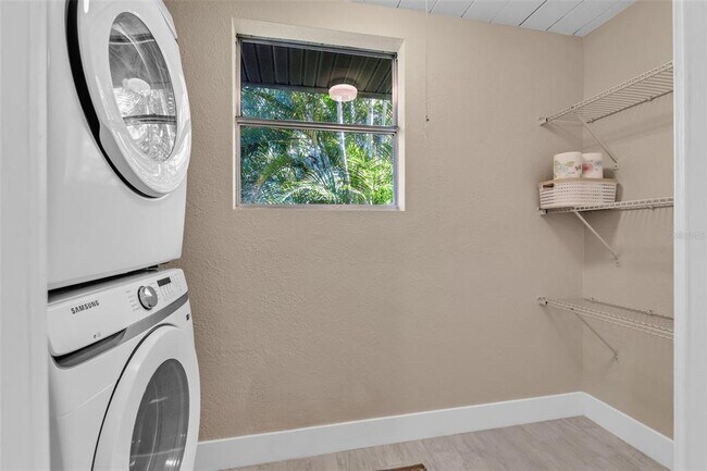 Building Photo - 510 N Osprey Ave