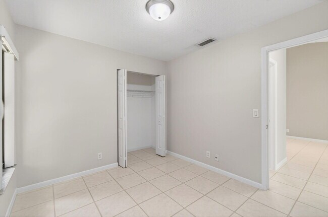 Building Photo - 3939 NE 5th Ave