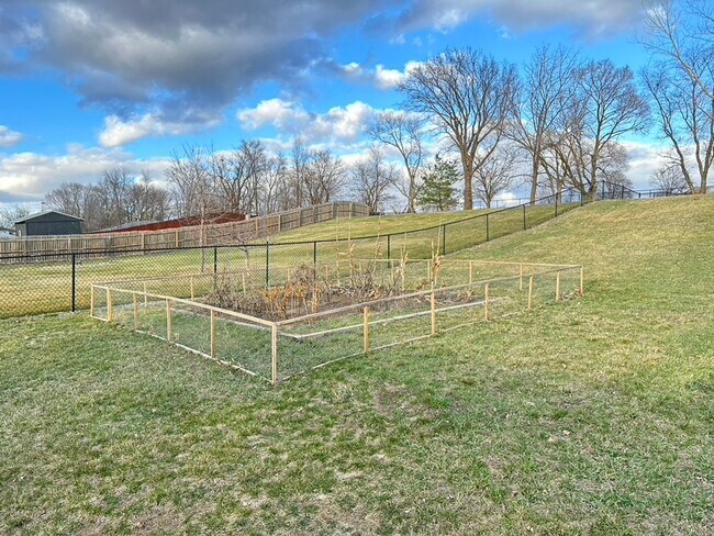Building Photo - HUGE YARD!! 4 Bedroom, 3.5 Bath in Granger