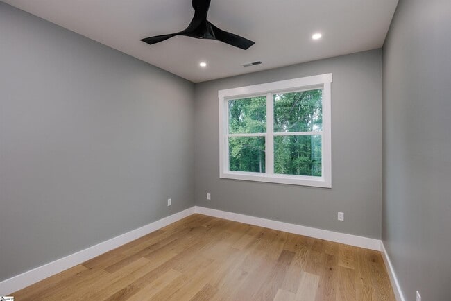 Building Photo - 610 N Shamrock Ave