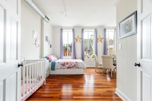 Building Photo - Stunning, Chic 2-Bedroom Apartment in the ...