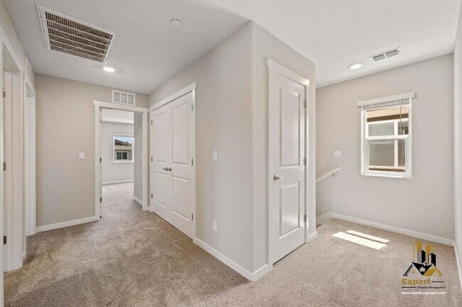 Building Photo - 2725 Bedell St