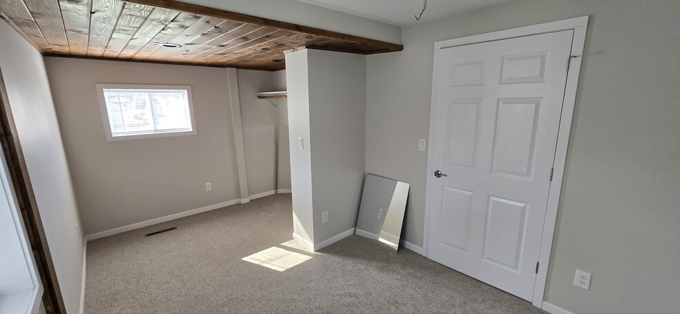 Building Photo - 710 S Oak St