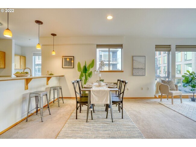 Building Photo - Lovely Corner unit in the Pearl District