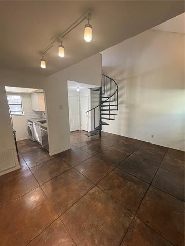 Building Photo - 806 W Sycamore St