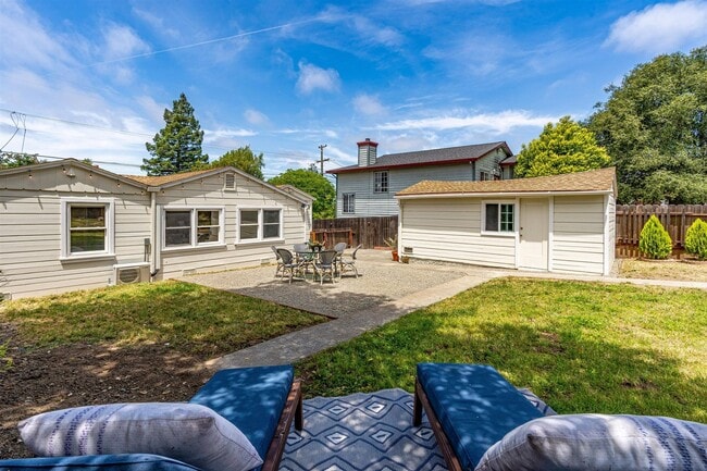 Building Photo - Alta Heights Beautifully Renovated Cottage