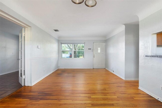 Building Photo - 2900 Leslee Lake Dr N