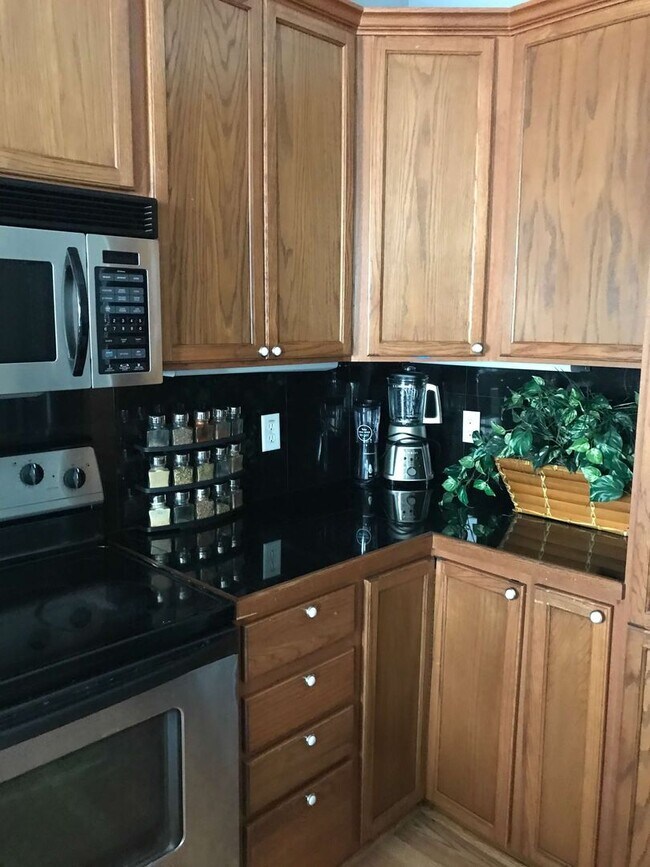 Building Photo - Spacious condo