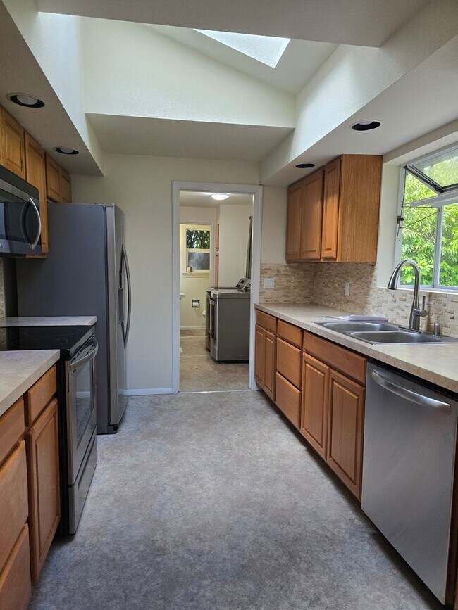 Building Photo - Beautiful 3 bedroom on large lot.