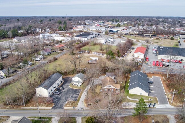 Building Photo - Renovated Vintage Cottage in downtown Cookeville