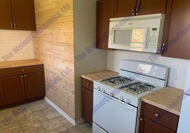 Building Photo - 3-Bedroom/1-Bathroom Home – Available August!