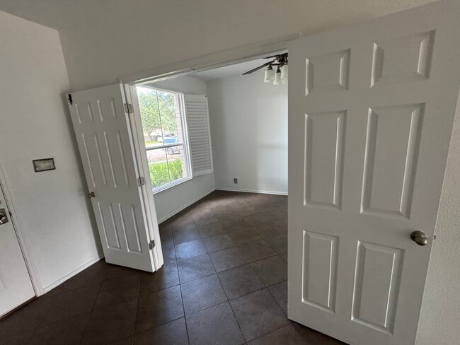 Building Photo - 3618 Wolf Dr