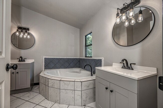 Building Photo - 4 Bedroom 2 Bath