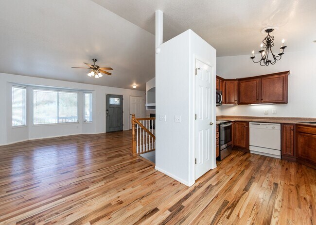 Building Photo - 4 Bed Rancher in District 20!!!