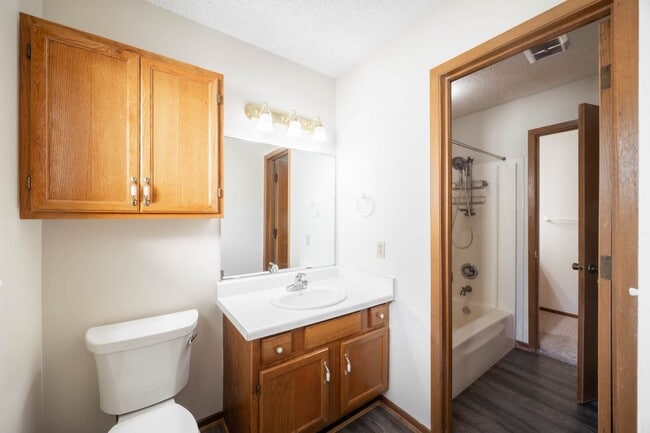 Building Photo - Beautiful 2 Bedroom, 2 Bathroom Townhouse ...