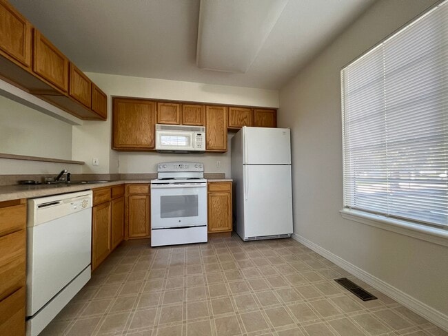 Building Photo - Charming 2 Bed/1.5 Townhome in Fabulous Lo...