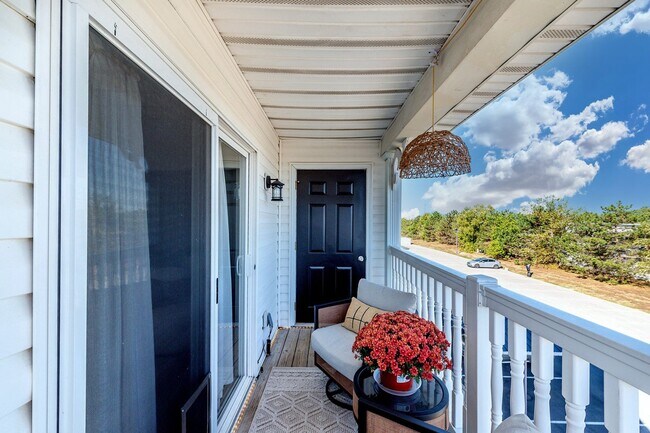 Building Photo - Tastefully updated 2-bedroom, 2-bath condo