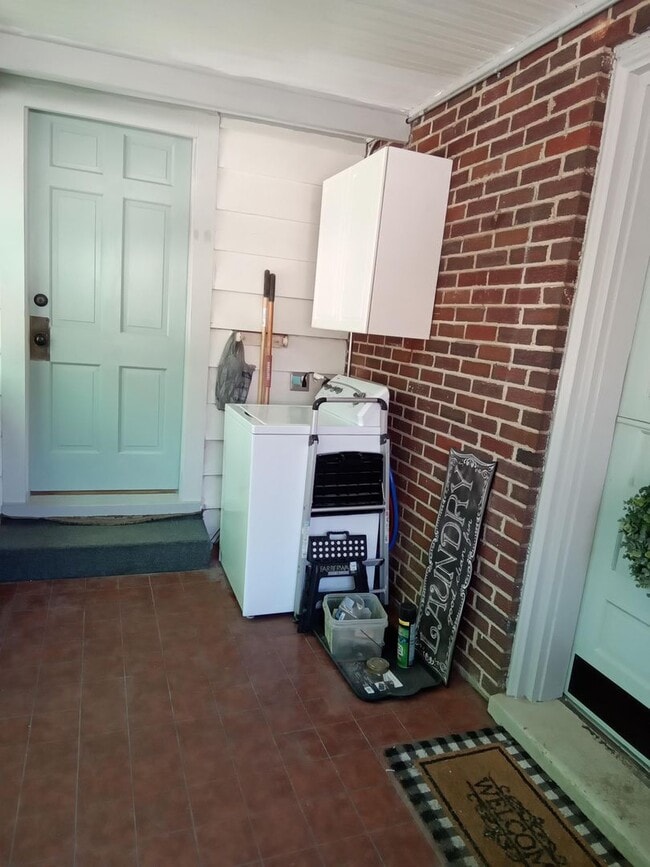 Building Photo - Fully Furnished Home Just Minutes From LU