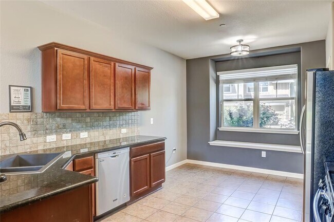 Building Photo - 1620 Bryant Dr