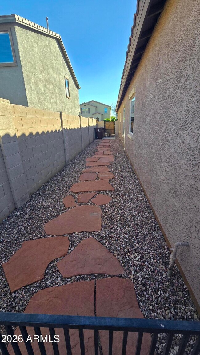 Building Photo - 10826 W Avenida Del Rey