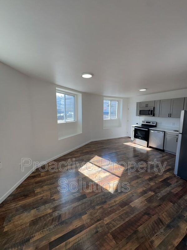 Building Photo - 730 N Main St