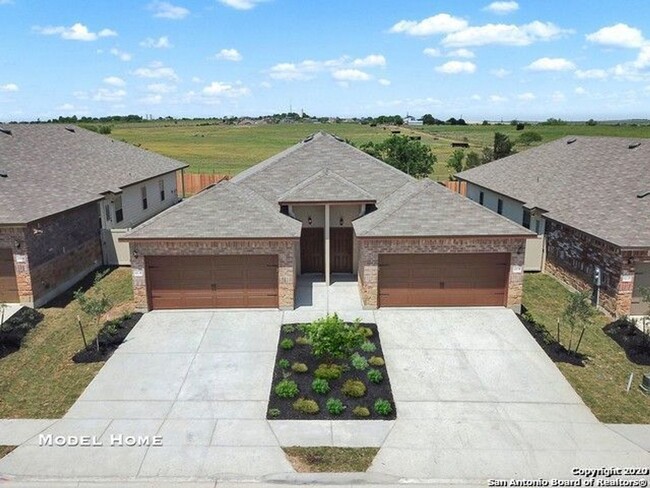 Building Photo - Beautiful Duplex in New Braunfels!