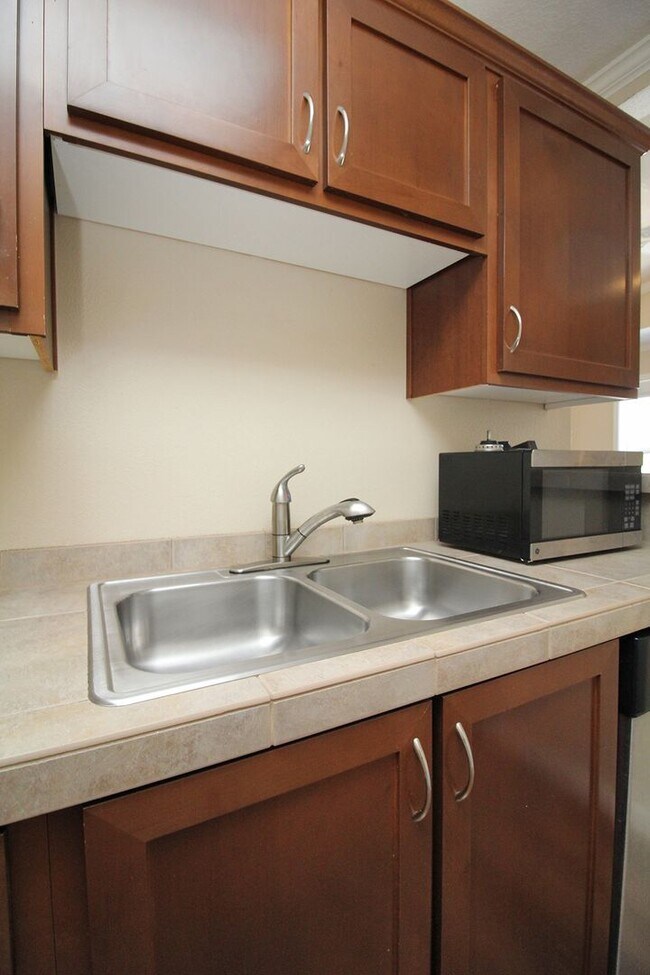 Building Photo - Light and Bright Remodeled Studio Condo in Convenient Bethany Location