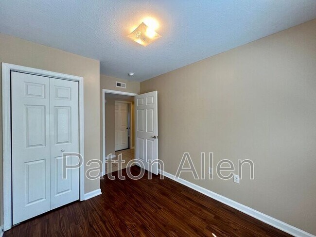 Building Photo - 8 Zell Ln