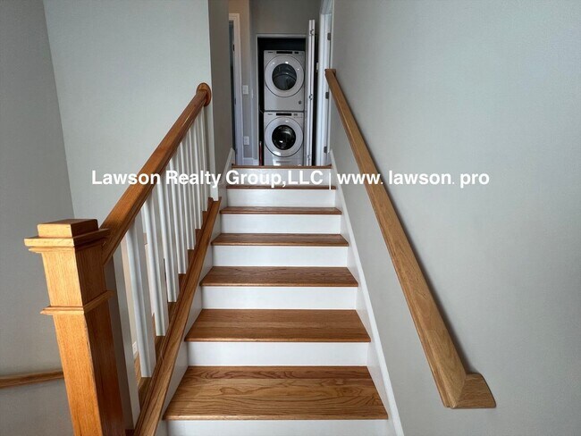 Building Photo - Upscale Three Bedroom in Colonial Green with Garage